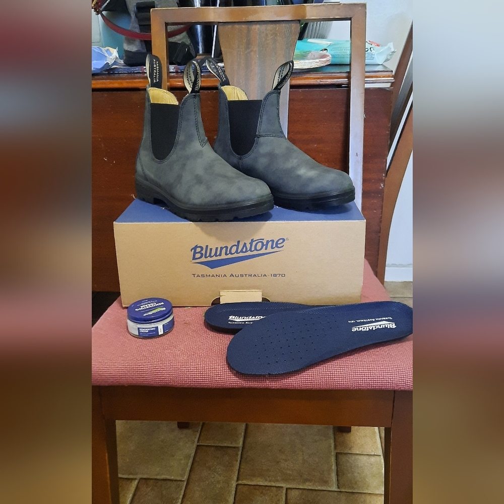Size 8 women's blundstones rustic black